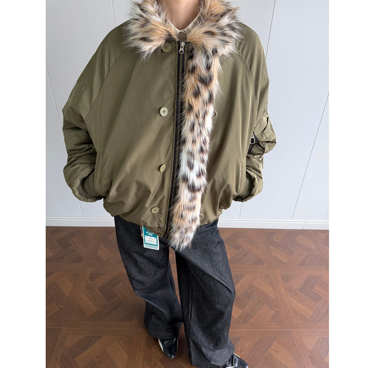Blouson homme à col effet fourrure léopard – Élégance nocturne