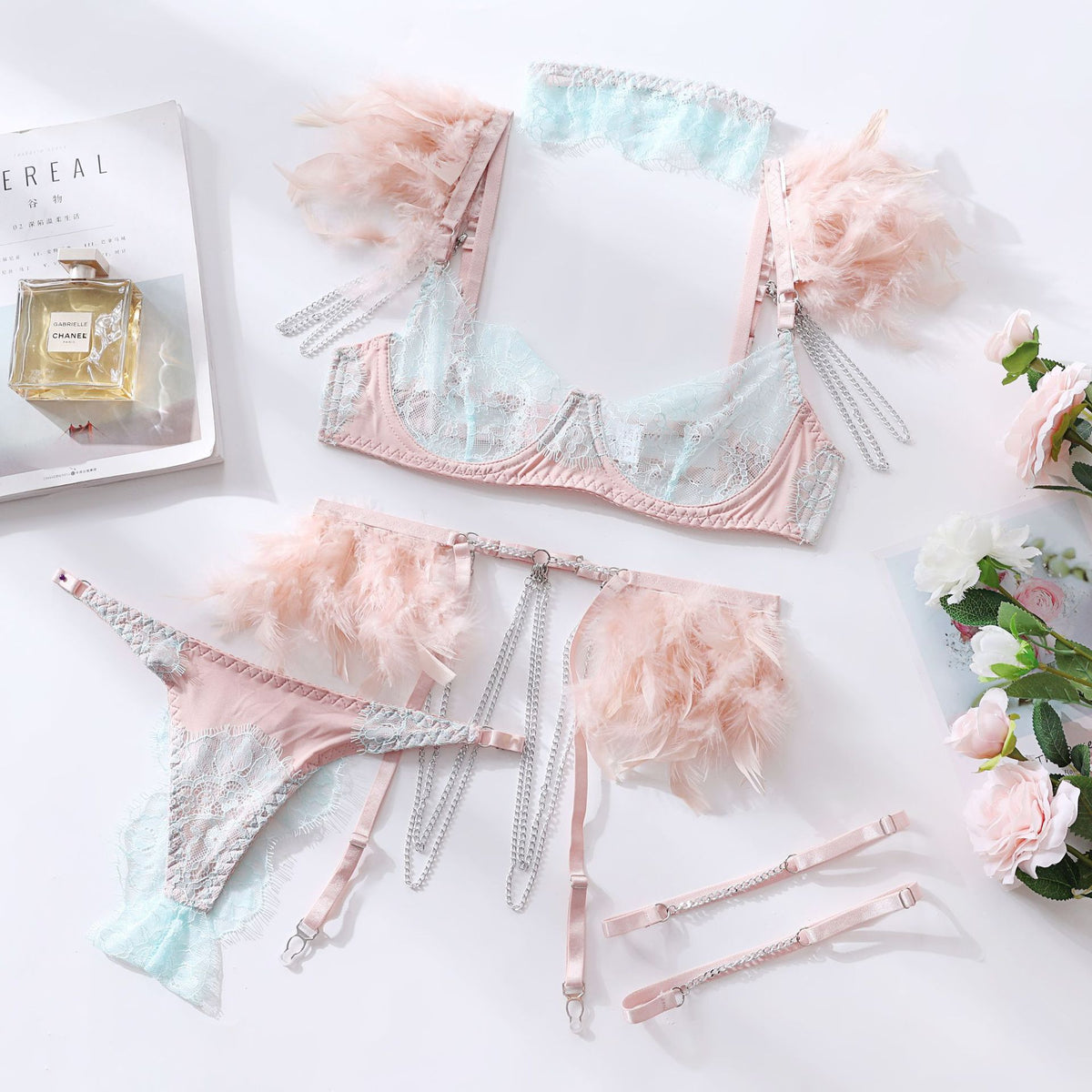 Parure Plumes du Cabaret – Lingerie Dentelle & Chaînes