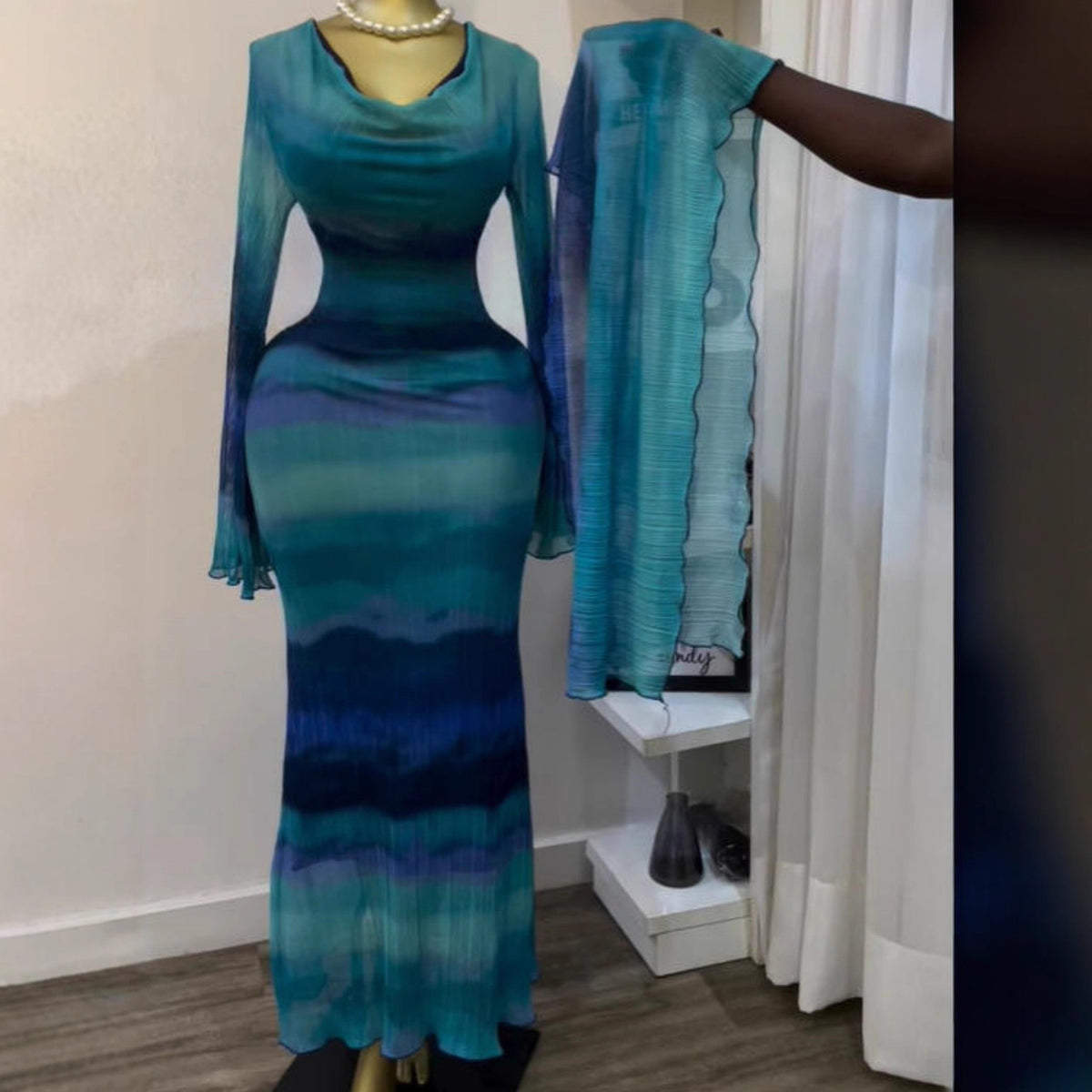 Robe Sirène des Profondeurs – Bleu Abyssal & Voiles Fluides