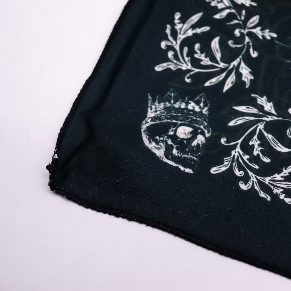 Voile des Destins – Tapis de Tarot Gothique & Divination Wicca