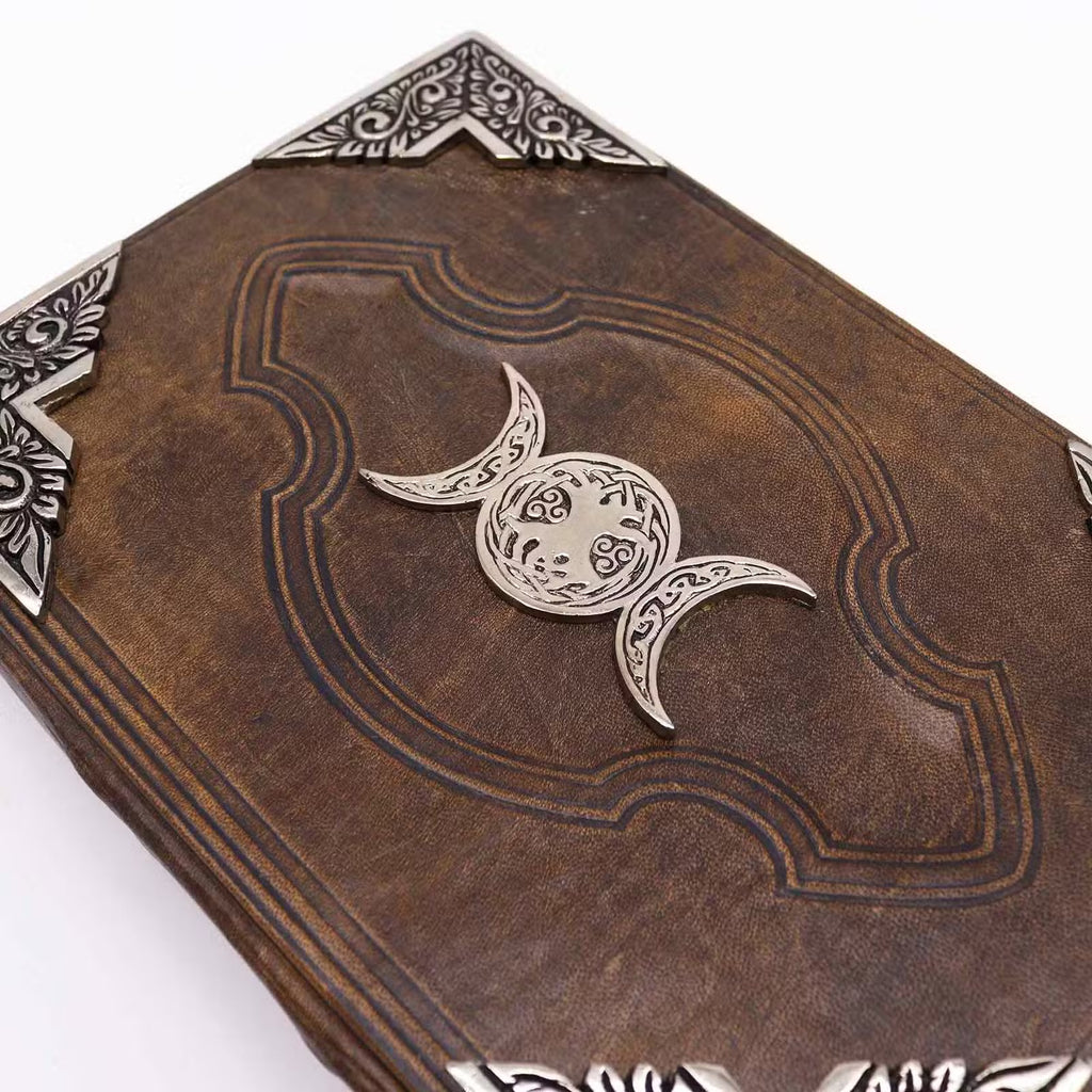 Le Grimoire de la Triple Lune