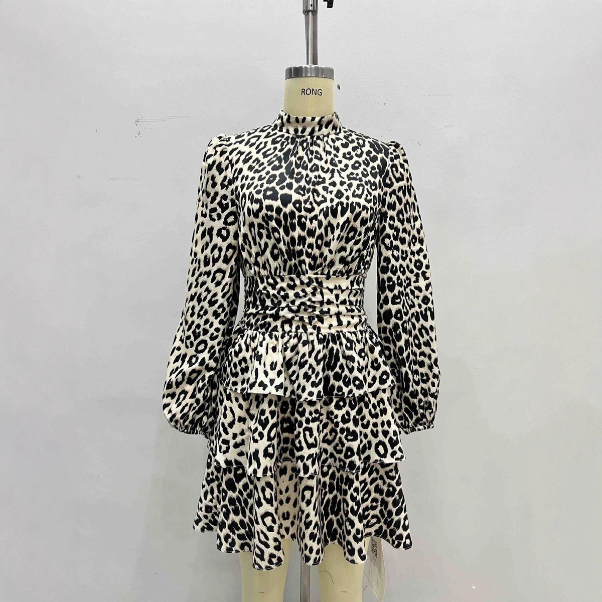 Robe Fauve des Ombres – Léopard Élégant