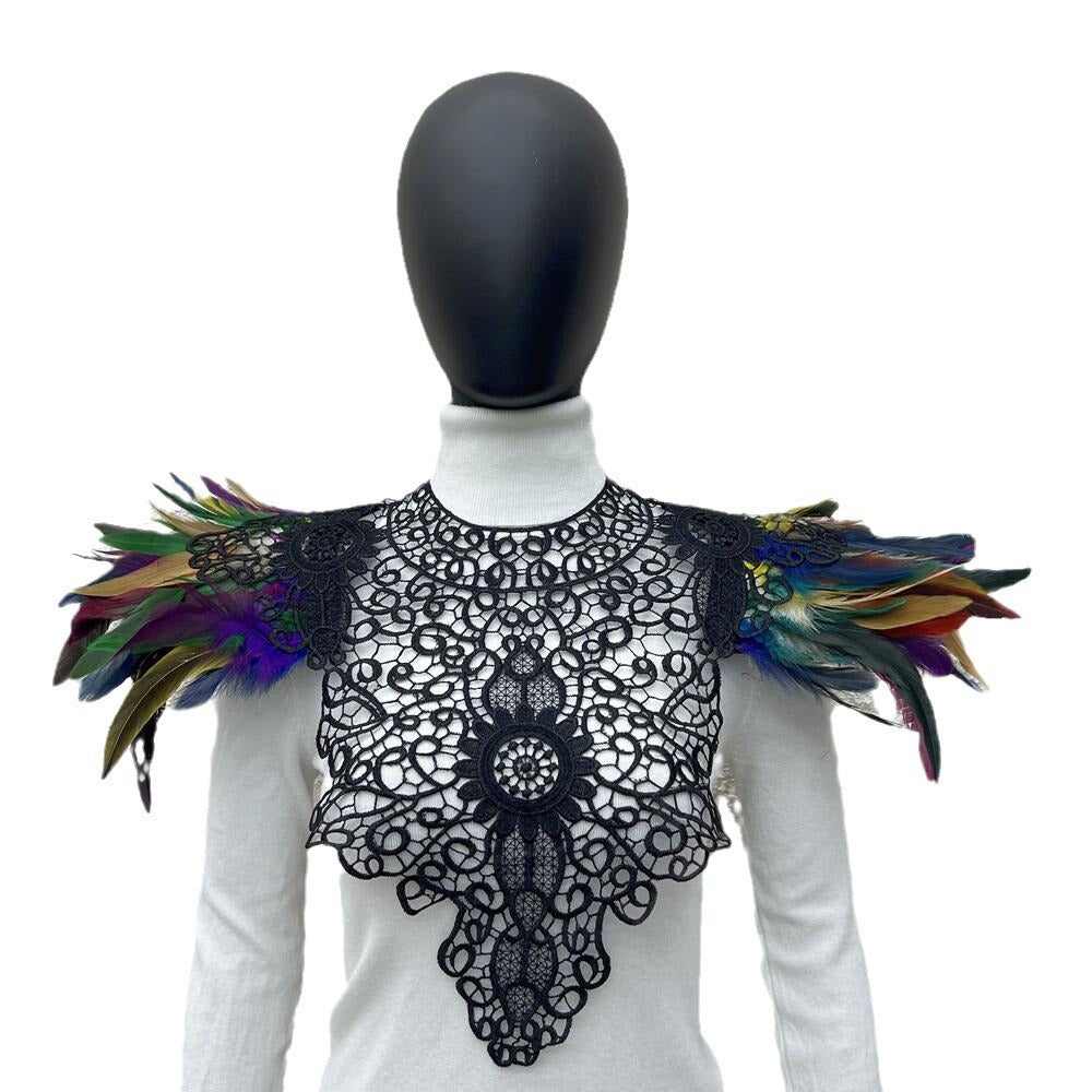 Les Plumes du Chapiteau Noir – Épaulière Dentelle & Plumes
