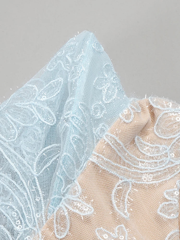 Robe Céleste Argentée à Sequins & Volants Sculpturaux