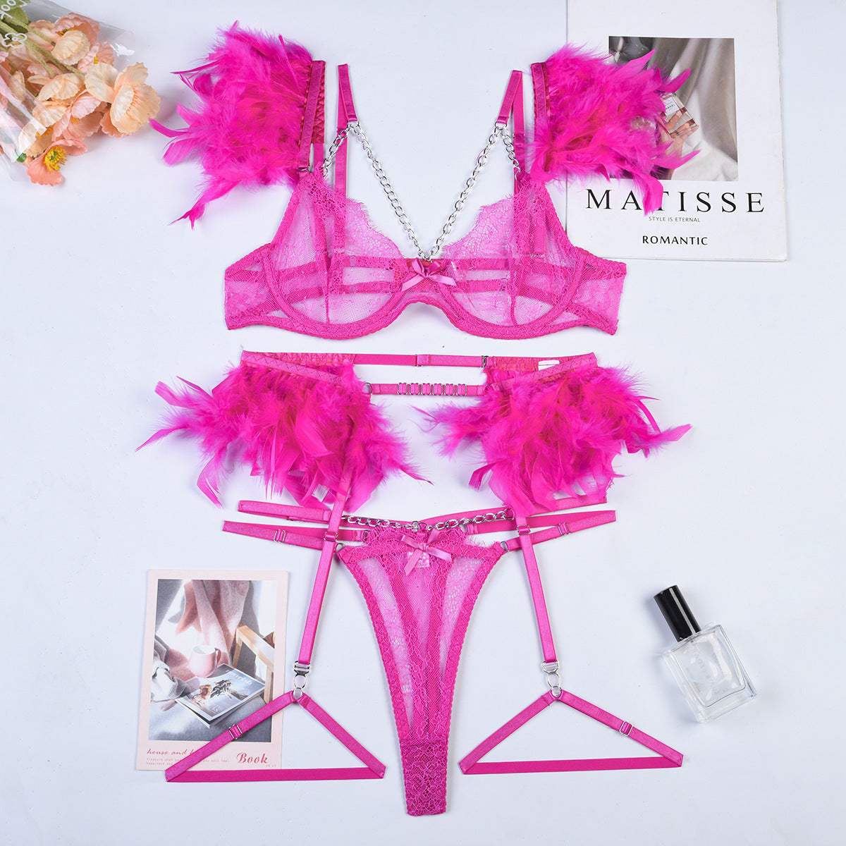Plumes de Minuit – Ensemble Boudoir en dentelle & plumes
