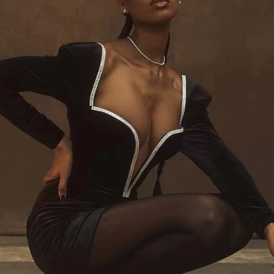Robe Noire Éclat d’Hiver – Décolleté Bijou