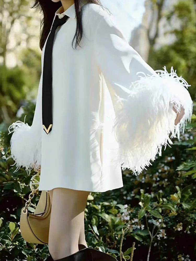 Robe blanche aux poignets de plumes – Ange Déchu