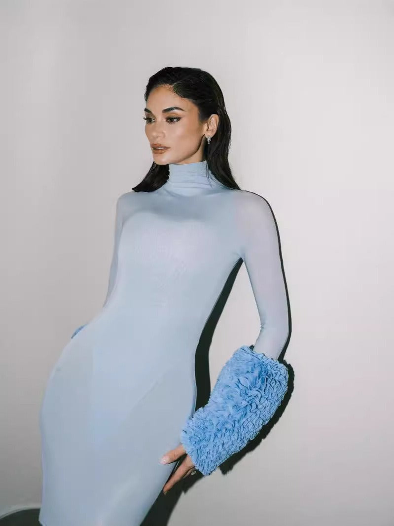Robe Longue Bleu Glacé à Plumes – Reine des Ombres