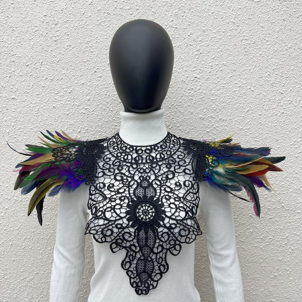 Les Plumes du Chapiteau Noir – Épaulière Dentelle & Plumes