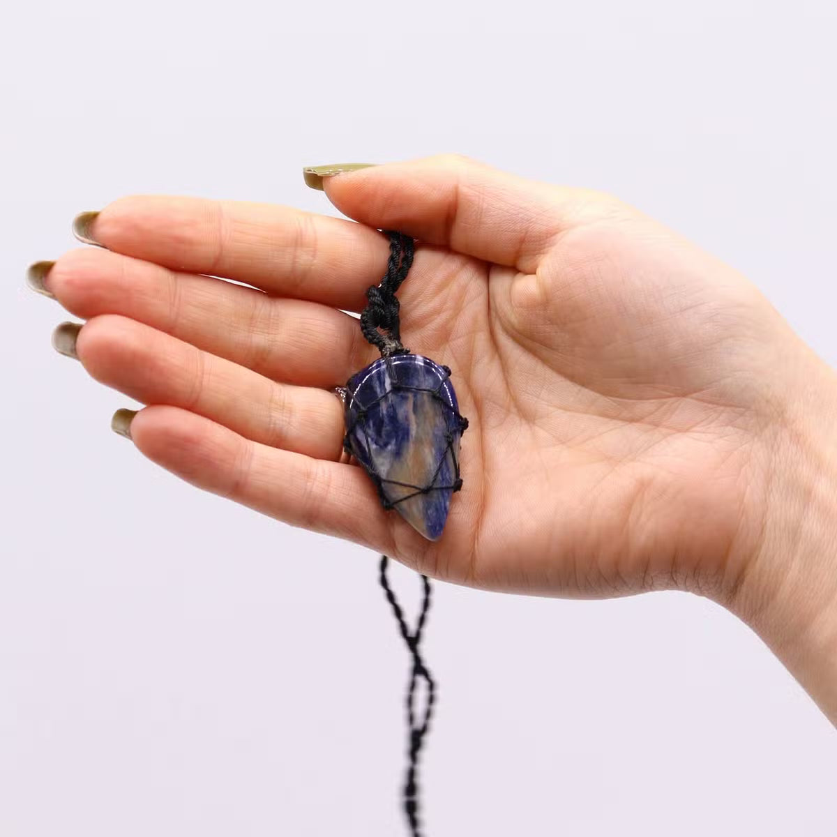 La Larme des Profondeurs — Pendentif Sodalite
