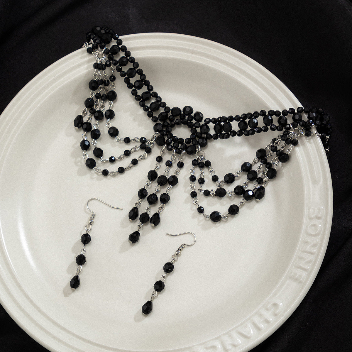 Le Collier des Ombres – Ras-de-cou gothique à perles noires