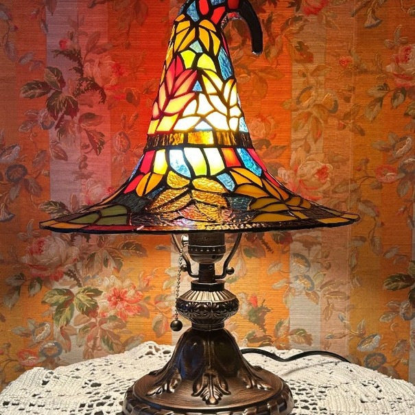 La Lueur de Salem — Lampe Chapeau de Sorcière Vitrail