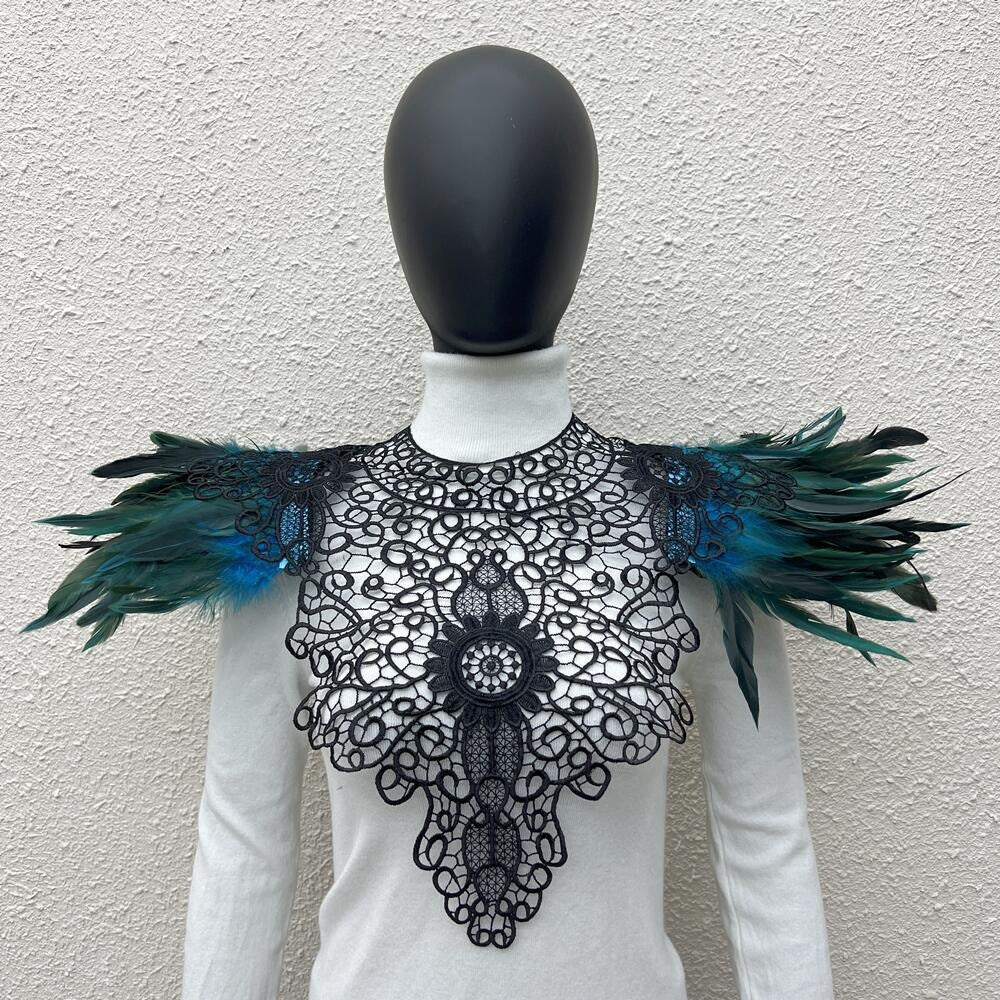 Les Plumes du Chapiteau Noir – Épaulière Dentelle & Plumes