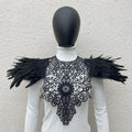 Les Plumes du Chapiteau Noir – Épaulière Dentelle & Plumes