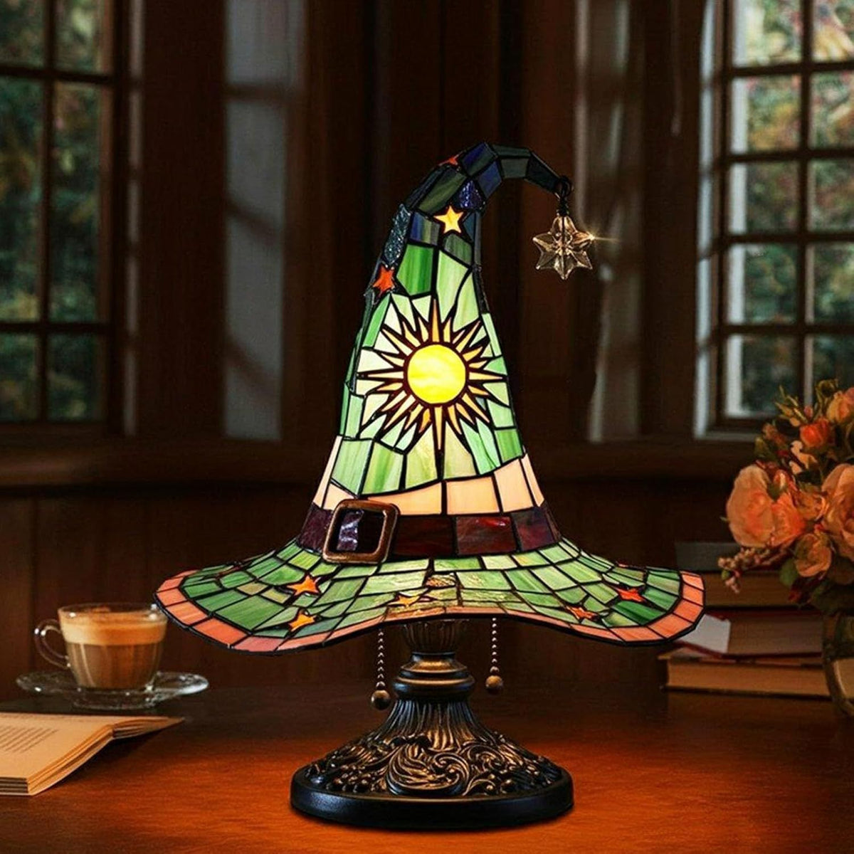 La Lueur de Salem — Lampe Chapeau de Sorcière Vitrail