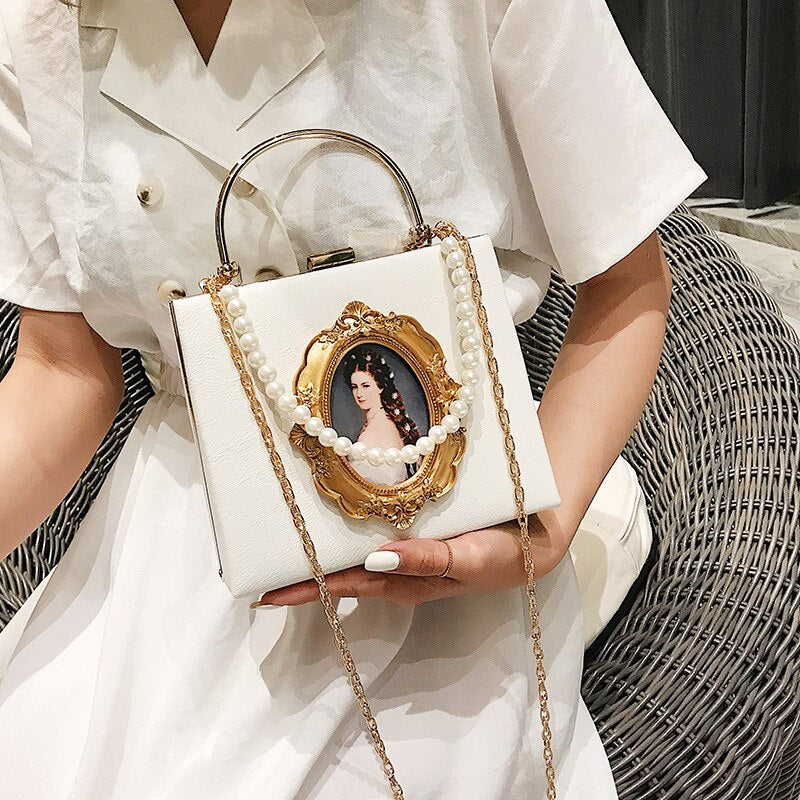 Minaudière Camée Héritage – Perles & Portrait Baroque