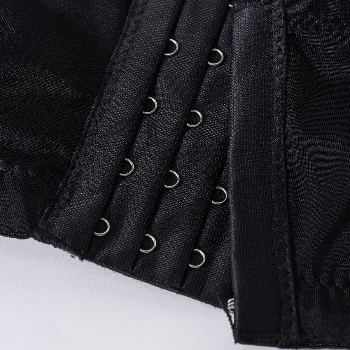 Bustier Écume de Minuit – Perles & Franges ». 🌙🥂