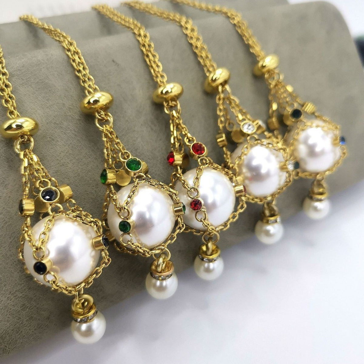 Collier baroque doré à perles nacrées – Éclat d’Antan