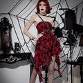 Robe bustier asymétrique à carreaux rouges – Esprit Cirque des Ombres