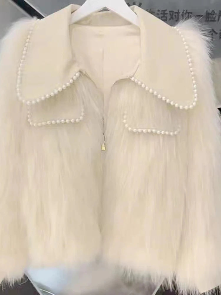 Veste en fausse fourrure ivoire à perles – Élégance d’Hiver