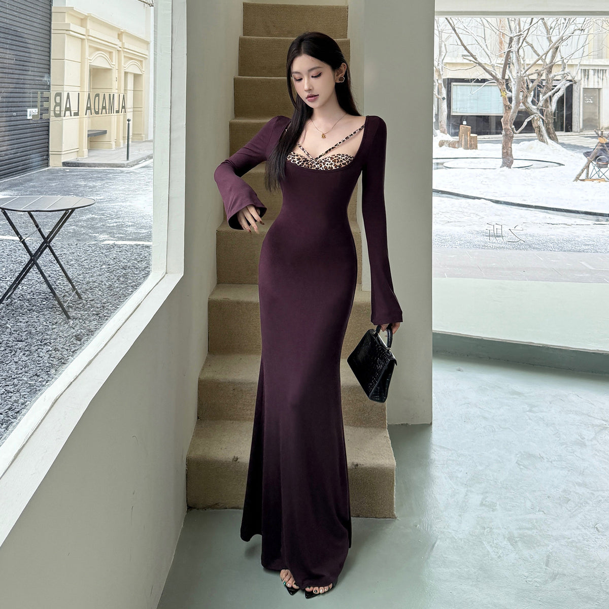 La Panthère Pourpre – Robe longue violette aux détails léopard