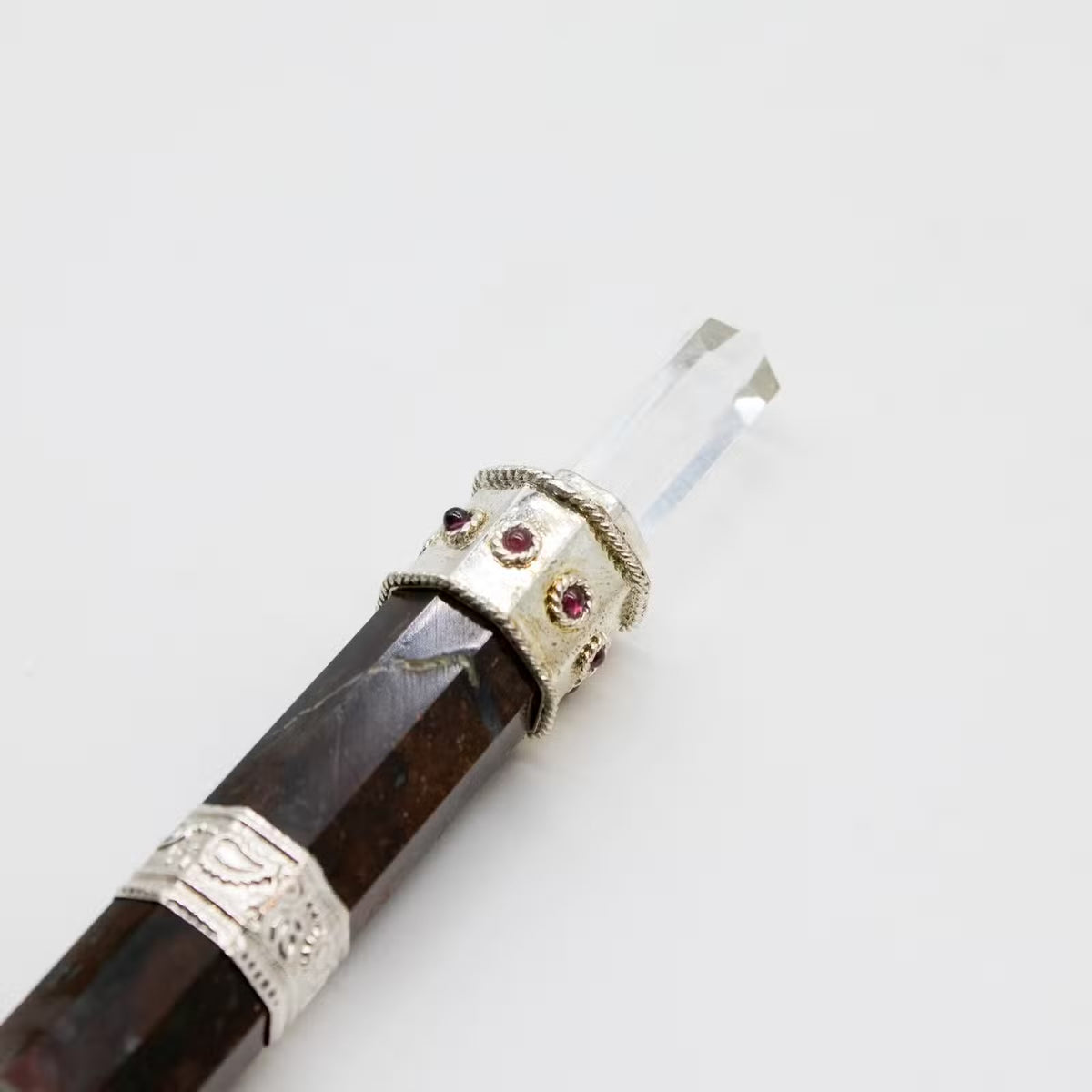 Le Sceptre du Sang Souverain — Baguette en Jaspe Fantaisie
