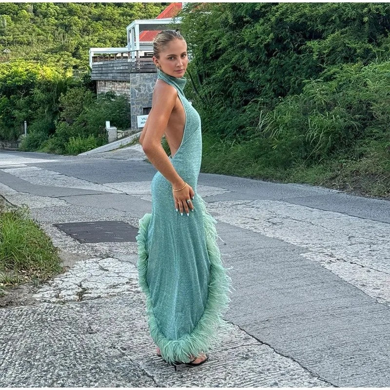 Robe asymétrique dos nu à finition plume – Élégance nocturne
