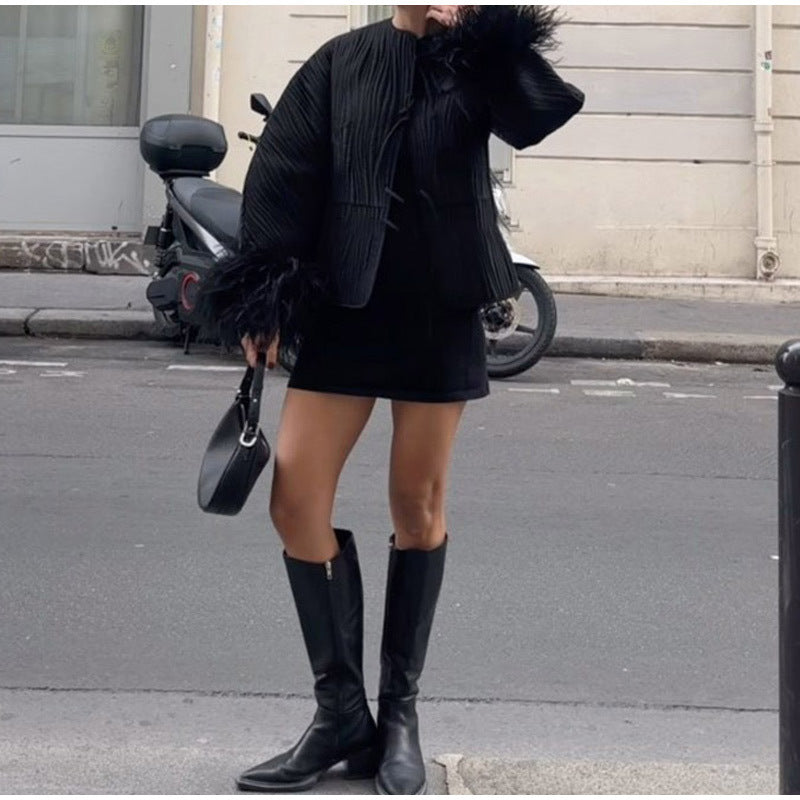 Veste Nocturne à Plumes – Élégance Gothique Noire