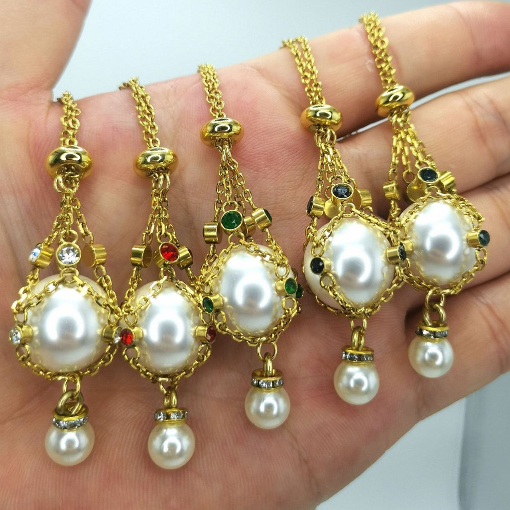 Collier baroque doré à perles nacrées – Éclat d’Antan