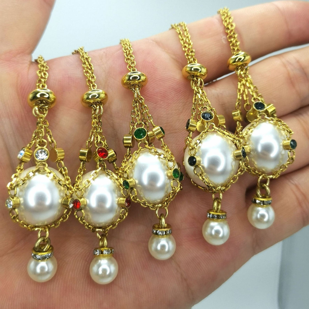 Collier baroque doré à perles nacrées – Éclat d’Antan