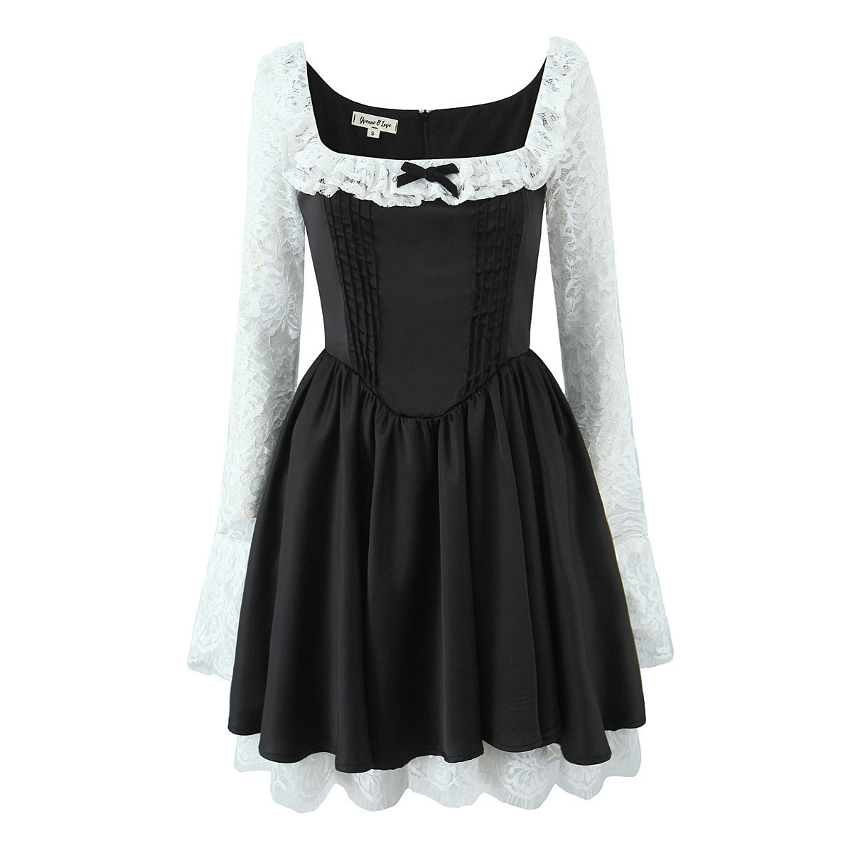 La Veuve de Salem — Robe Noire en Satin & Dentelle