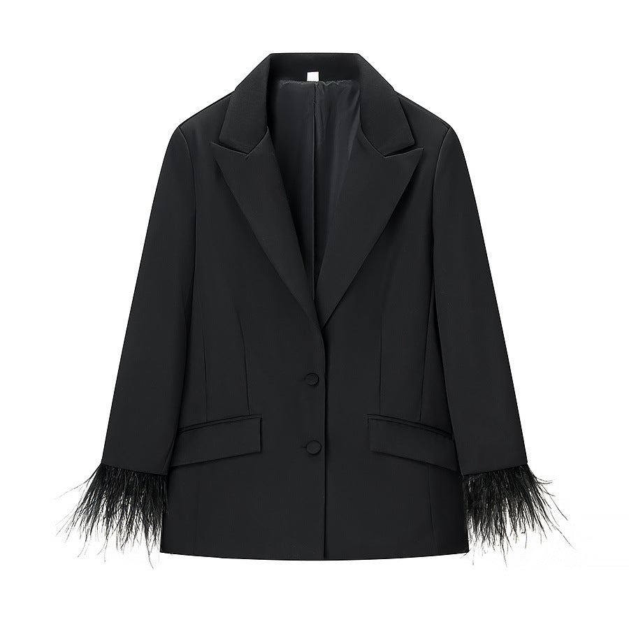 Ensemble Tailleur Noir à Plumes – Blazer & Pantalon Taille Haute