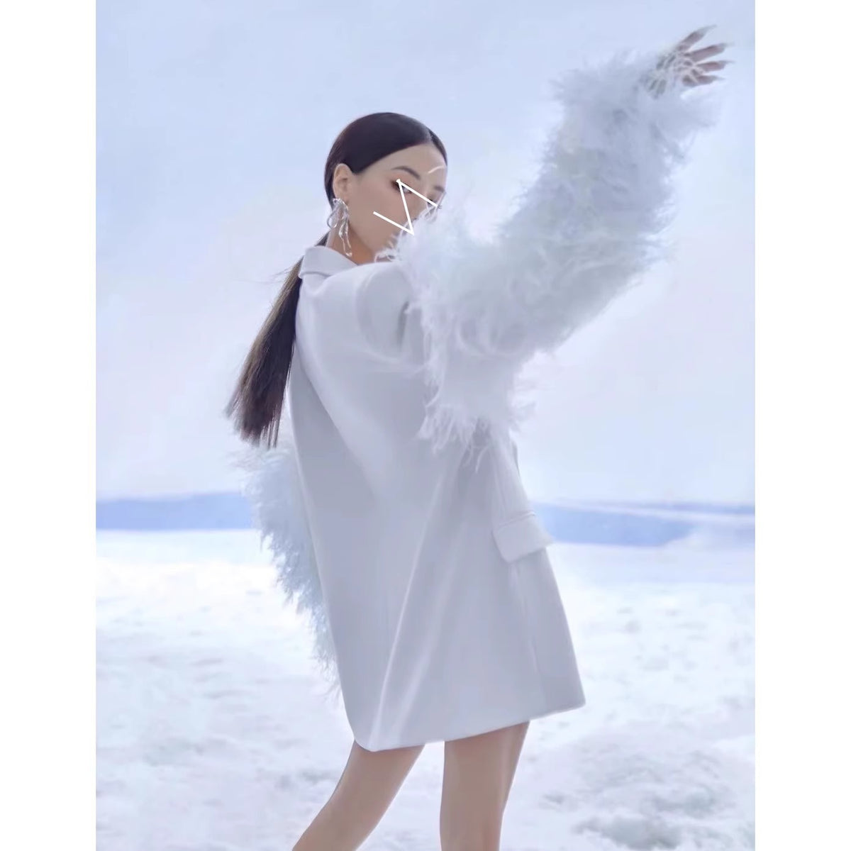Blazer Céleste à Plumes Blanches – Ange d’Hiver