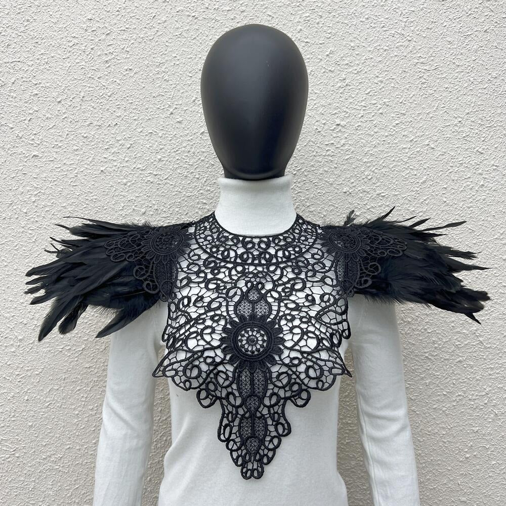 Les Plumes du Chapiteau Noir – Épaulière Dentelle & Plumes