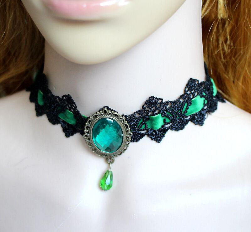 Ras-de-cou gothique en dentelle noire & médaillon cristal