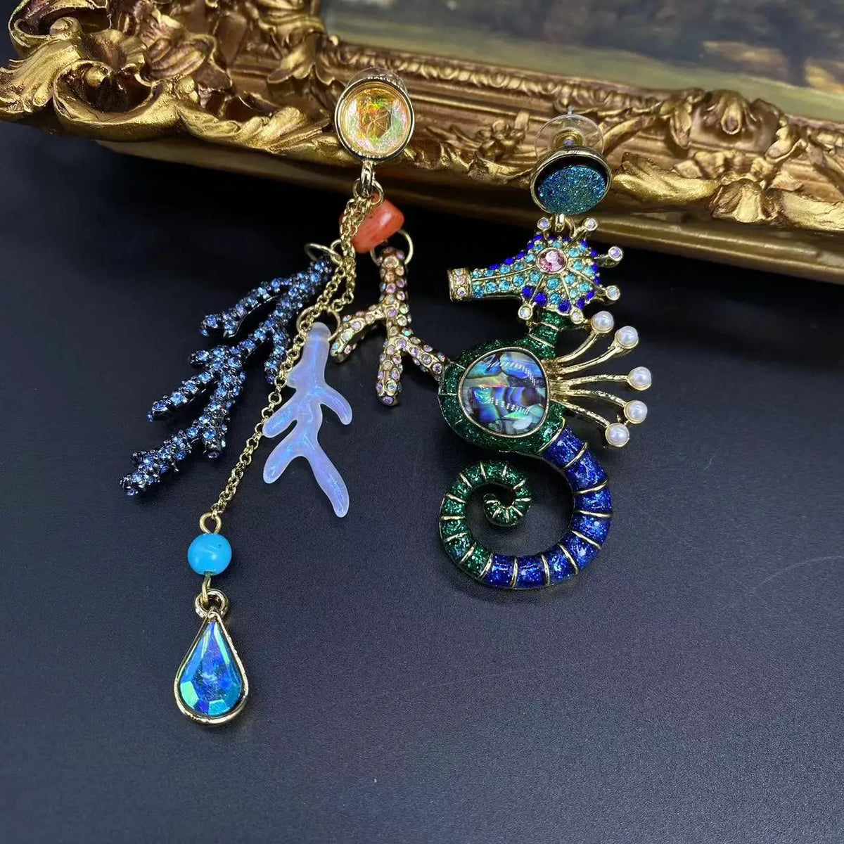 Les Reliques de l’Hippocampe — Boucles d’Oreilles Asymétriques