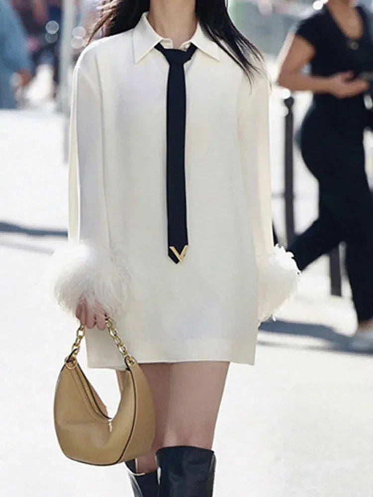 Robe blanche aux poignets de plumes – Ange Déchu
