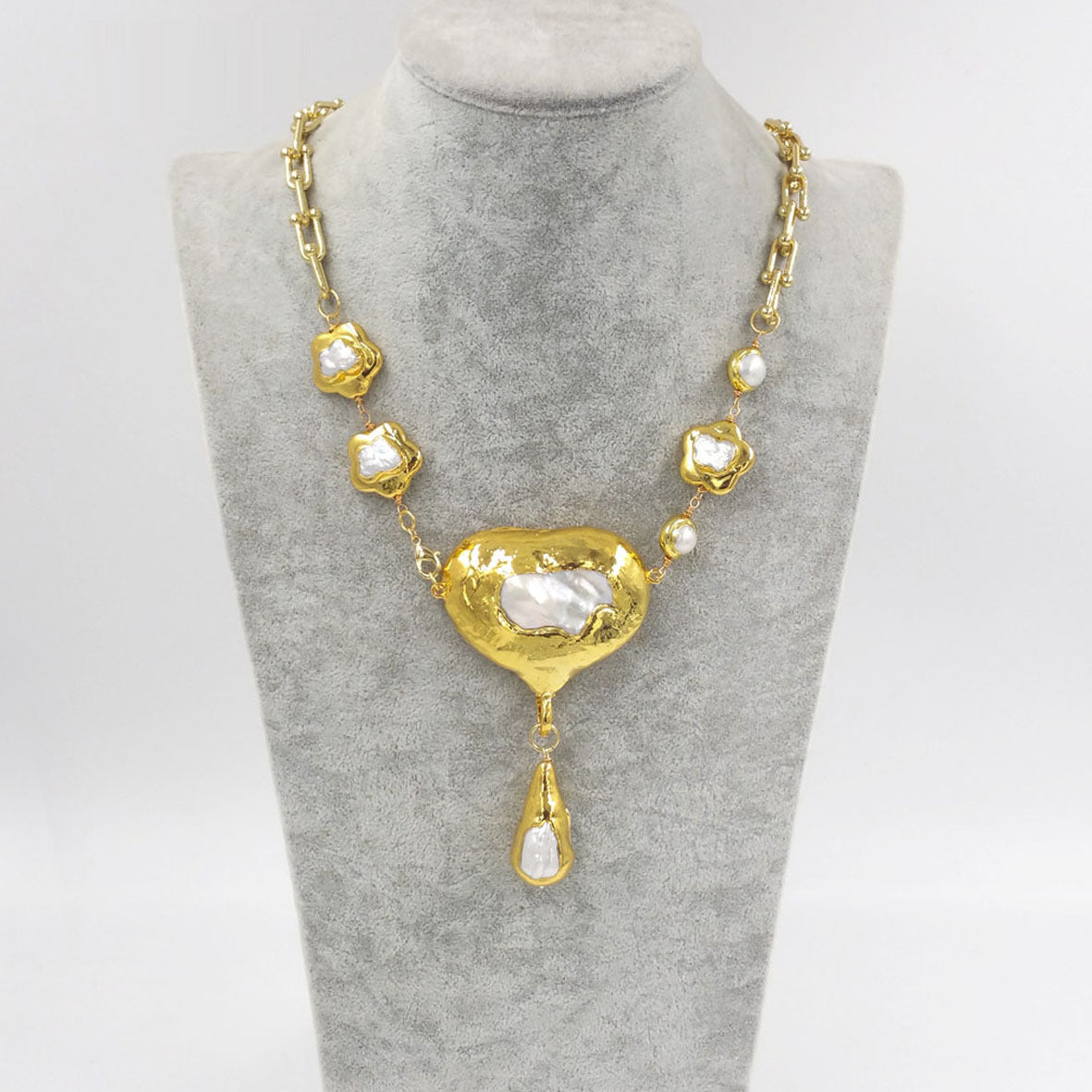 👑 Collier « Cœur Baroque Royal » – Perle d’Eau Douce Dorée