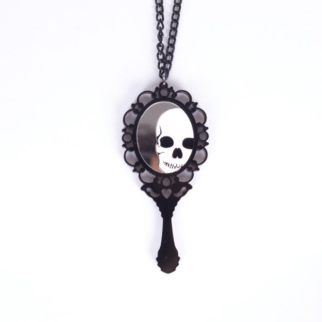 Le Miroir du Cirque Macabre – Collier Squelette Gothique