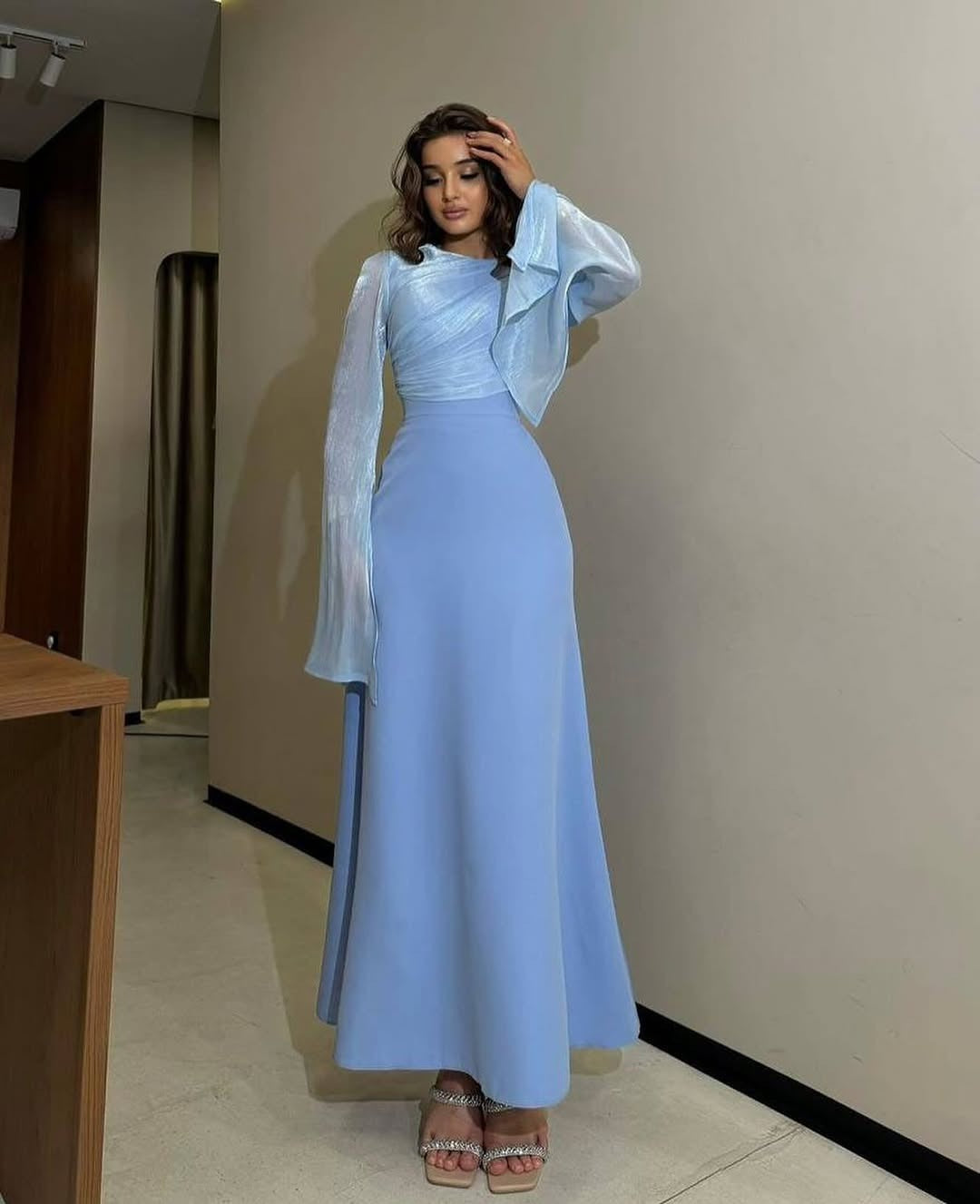 La Comtesse Écarlate — Robe Longue aux Manches de Nuit