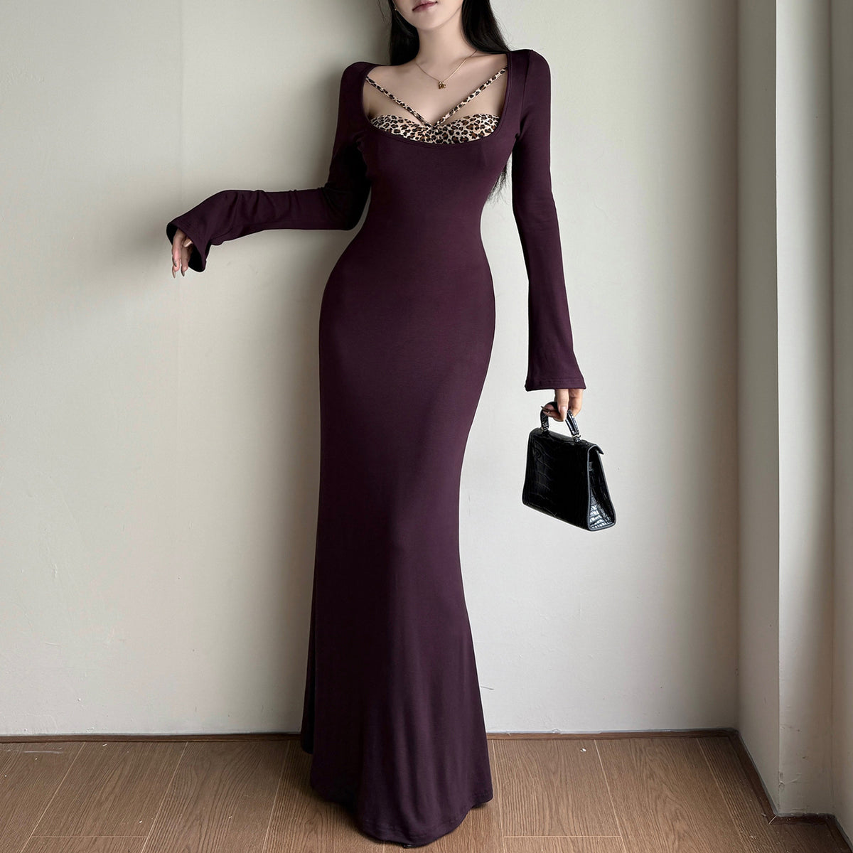 La Panthère Pourpre – Robe longue violette aux détails léopard