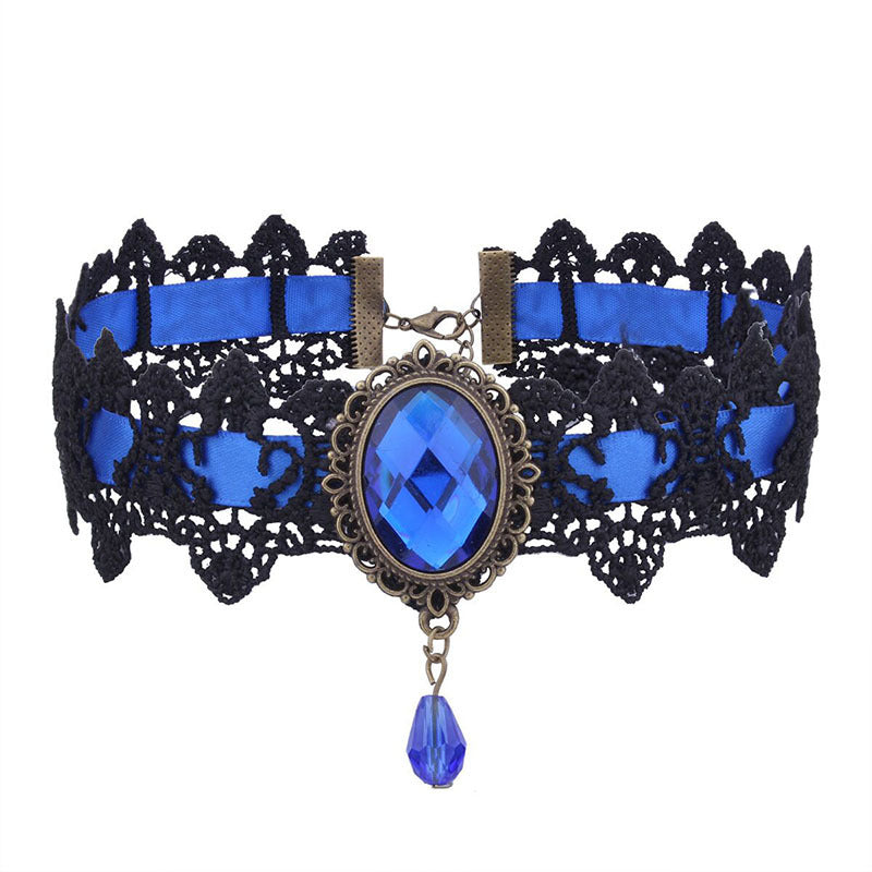 Ras-de-cou gothique en dentelle noire & médaillon cristal