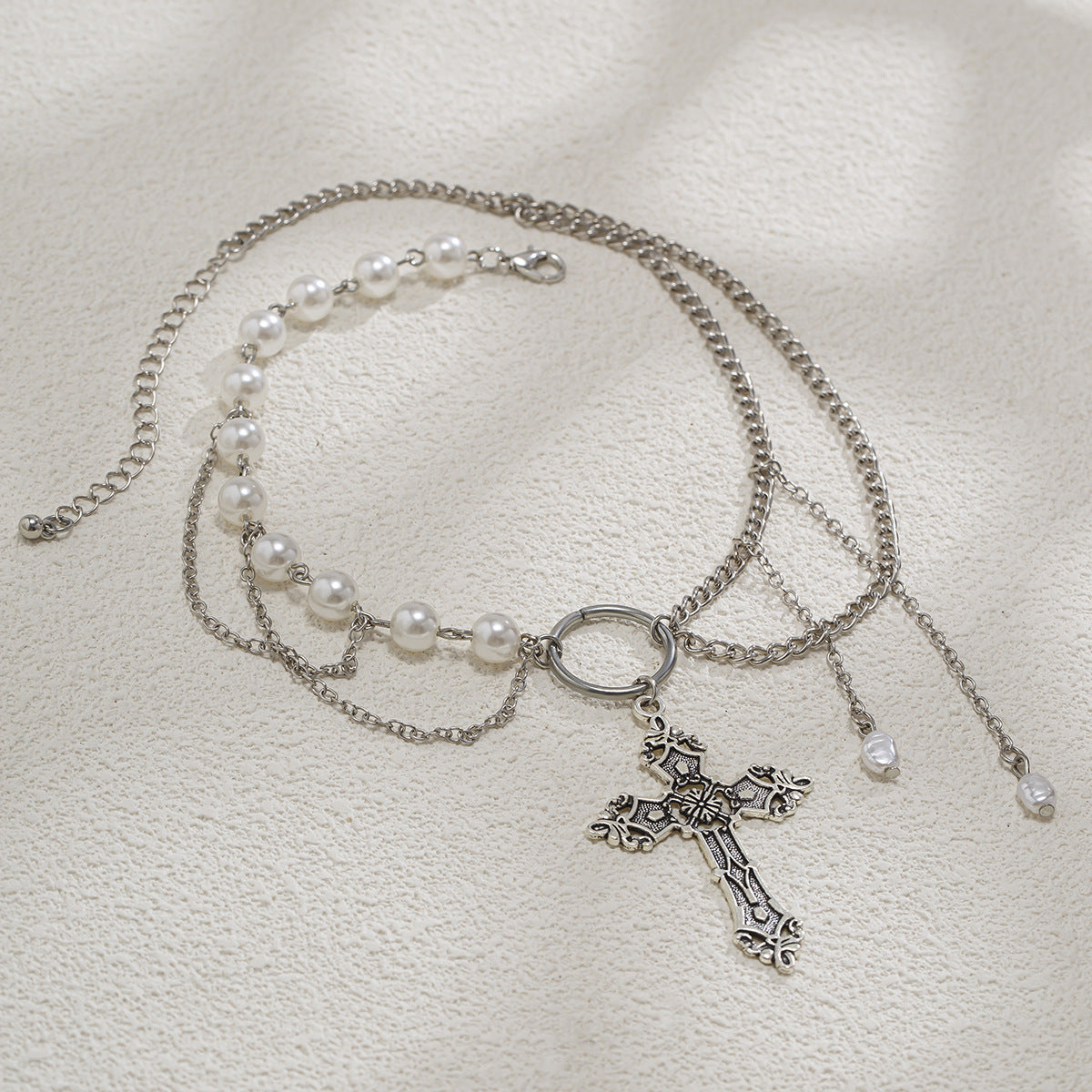 La Croix des Noces Gelées — Collier Gothique à Perles & Chaînes