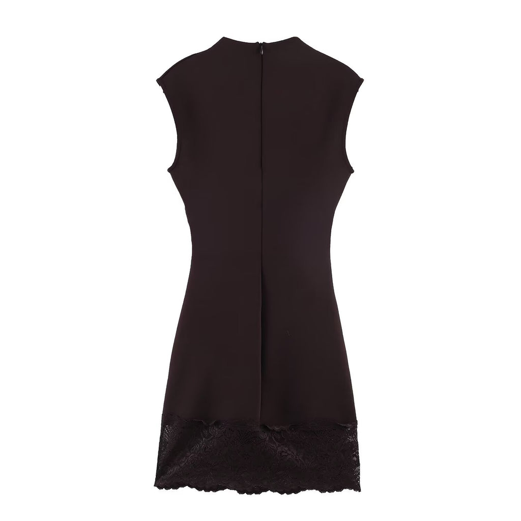 Robe Courte Satinée à Dentelle – Élégance Nocturne