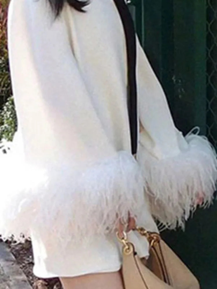 Robe blanche aux poignets de plumes – Ange Déchu