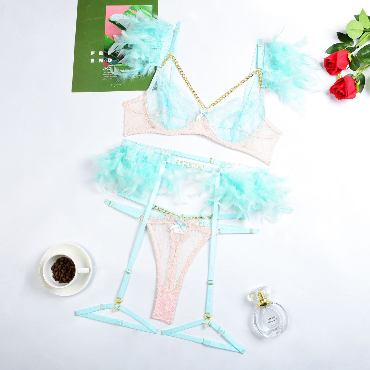Plumes de Minuit – Ensemble Boudoir en dentelle & plumes