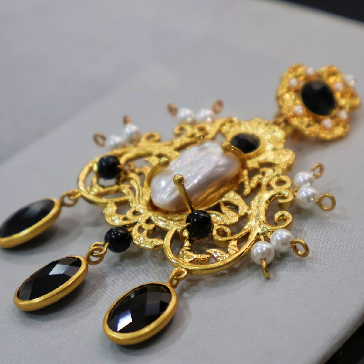 Les Reliques de Salem — Boucles d’Oreilles Baroques Noires & Nacrées