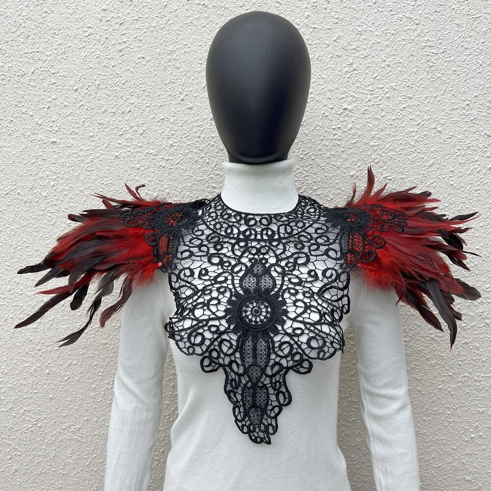 Les Plumes du Chapiteau Noir – Épaulière Dentelle & Plumes
