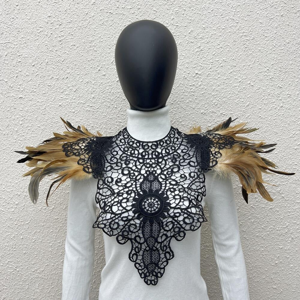Les Plumes du Chapiteau Noir – Épaulière Dentelle & Plumes