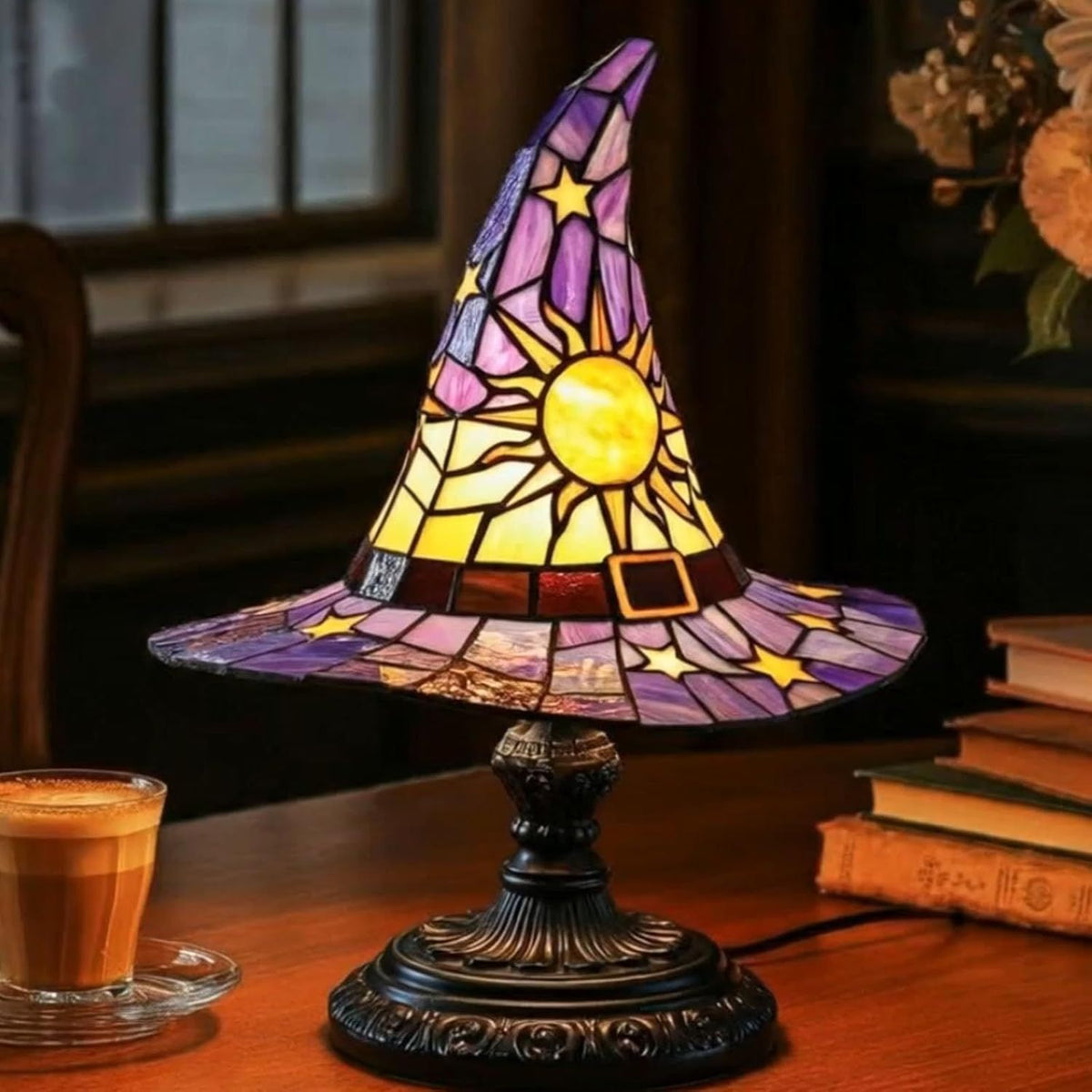 La Lueur de Salem — Lampe Chapeau de Sorcière Vitrail